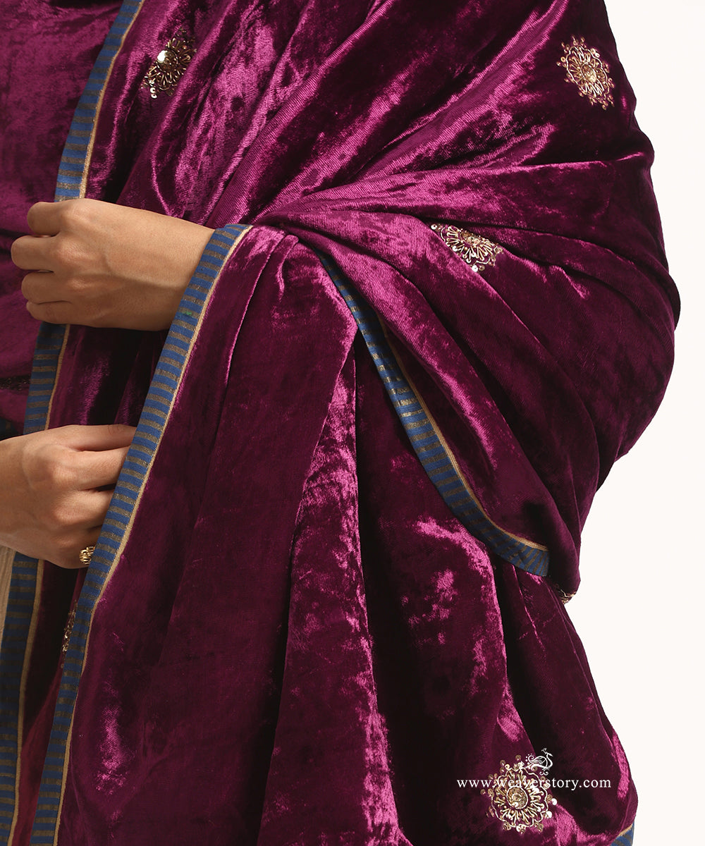 Wine_Hand_Embroidered_Velvet_Doshala_With_Round_Booti_Embroidery_WeaverStory_03
