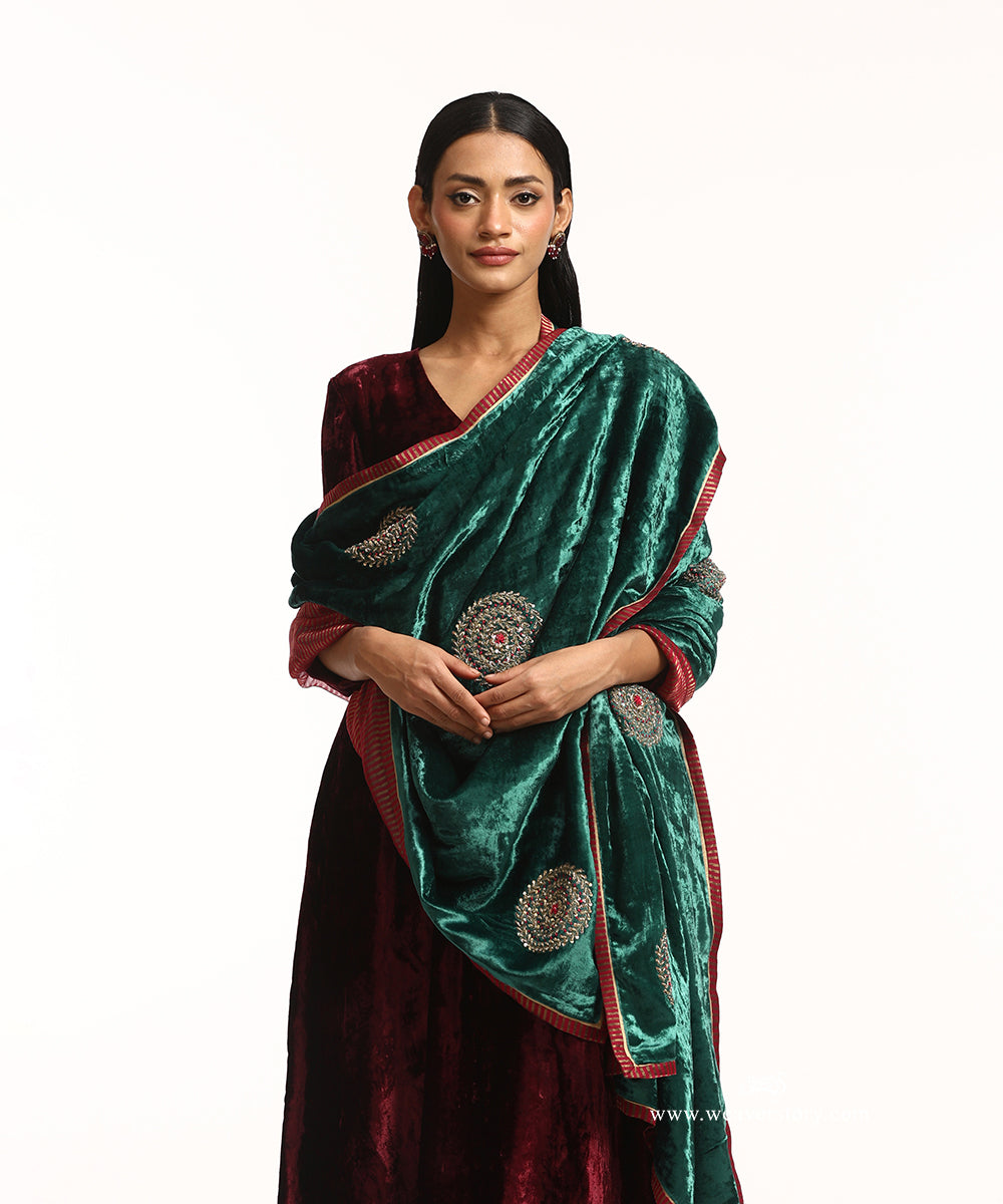 Teal_Green_Hand_Embroidered_Velvet_Doshala_With_Rangoli_Boota_Embroidery_And_Majenta_Meena_WeaverStory_02