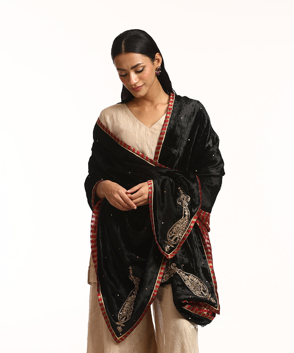 Black_Hand_Embroidered_Velvet_Doshala_With_Konia_Ambi_Boota_WeaverStory_02