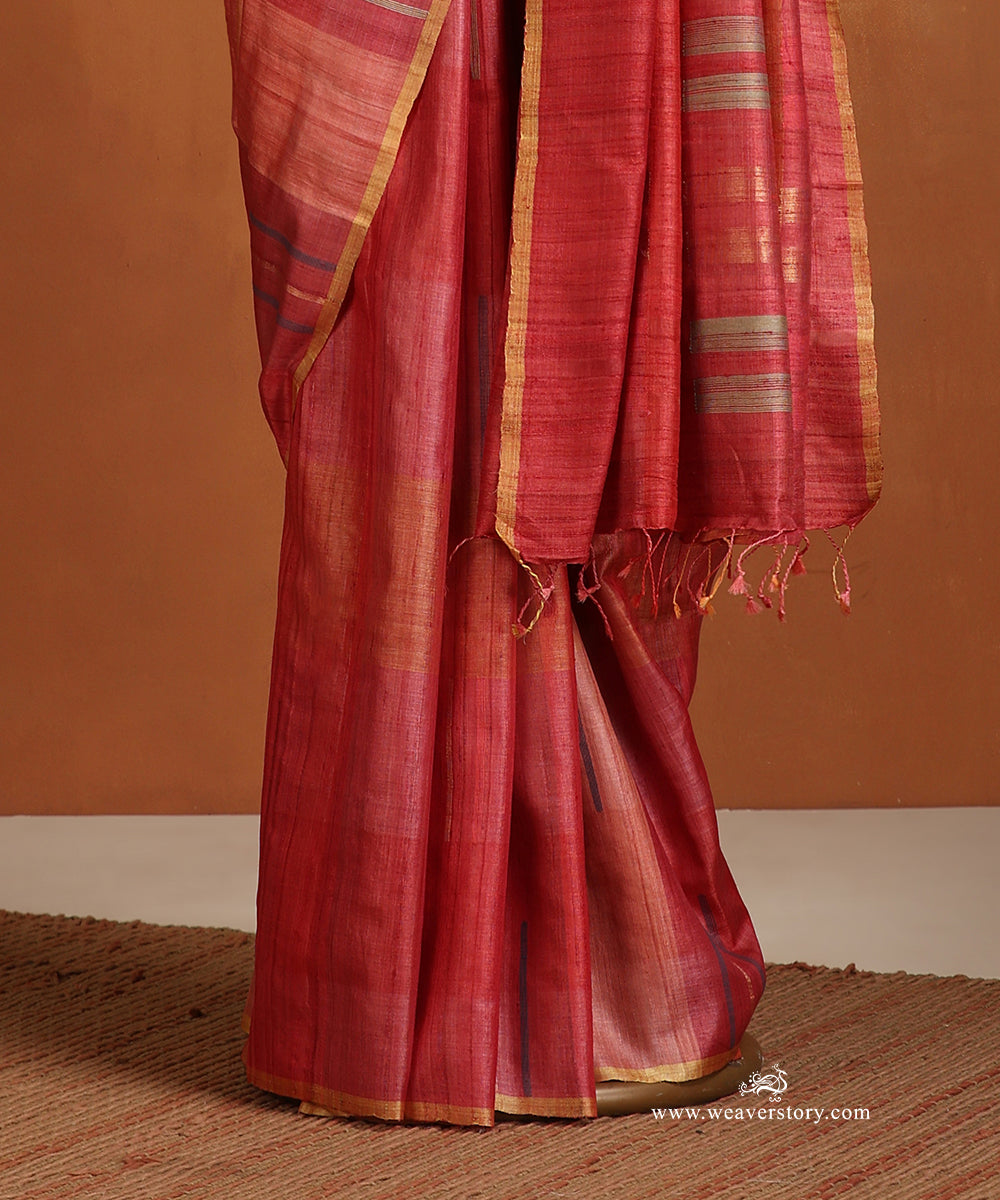 Red_And_Pink_Handloom_Pure_Tussar_Silk_Saree_With_Zari_And_Threads_Lines_WeaverStory_03