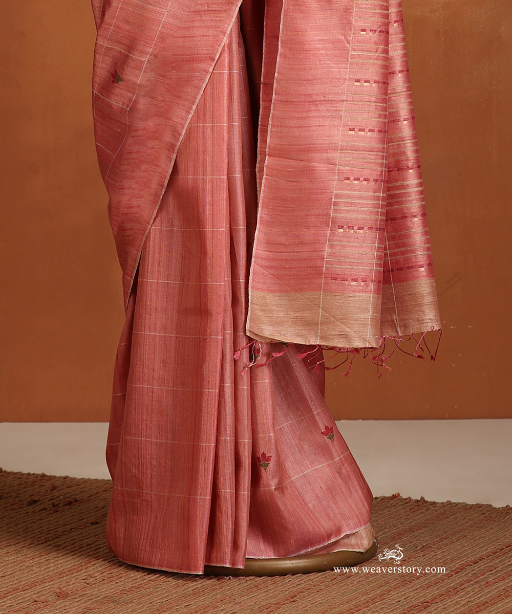Soft_Pink_Handloom_Pure_Tussar_Silk_Saree_With_Small_Flowers_Motifs_WeaverStory_03
