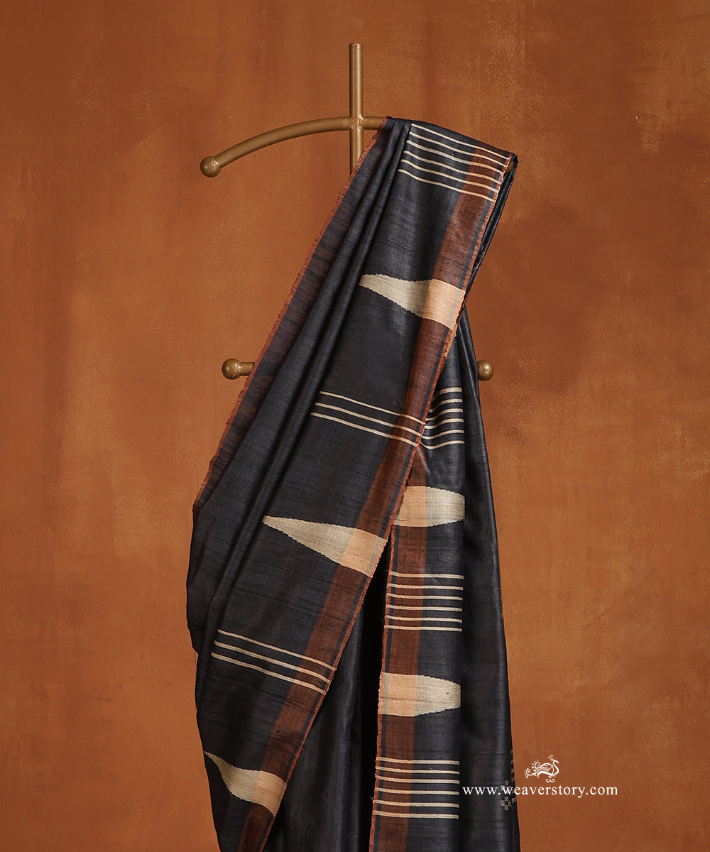Charcoal_Handloom_Pure_Tussar_Silk_Saree_With_Beige_Temple_Border_WeaverStory_02