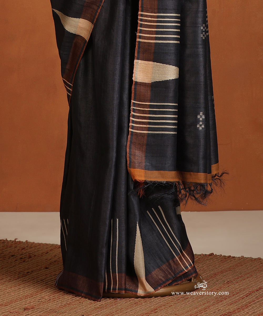 Charcoal_Handloom_Pure_Tussar_Silk_Saree_With_Beige_Temple_Border_WeaverStory_03