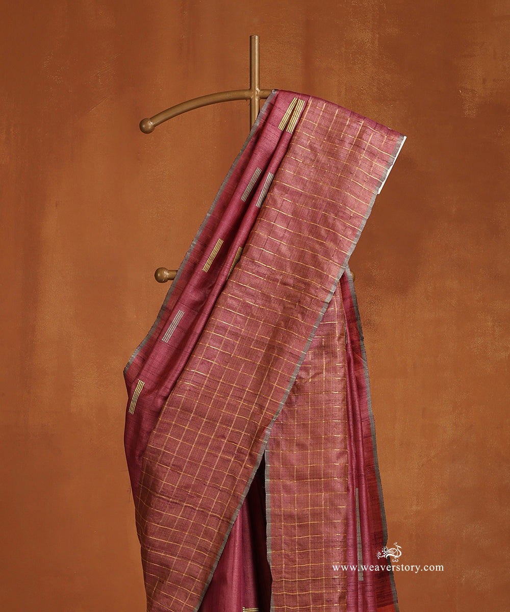 Rose_Pink_Handloom_Pure_Tussar_Silk_Saree_With_Gold_Zari_Checks_Border_And_Peach_Pallu_WeaverStory_02