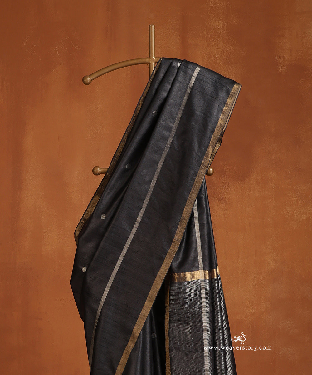 Black_Handloom_Pure_Tussar_Silk_Saree_With_Silver_Polki_Dots_And_Gold_Thin_Border_WeaverStory_02