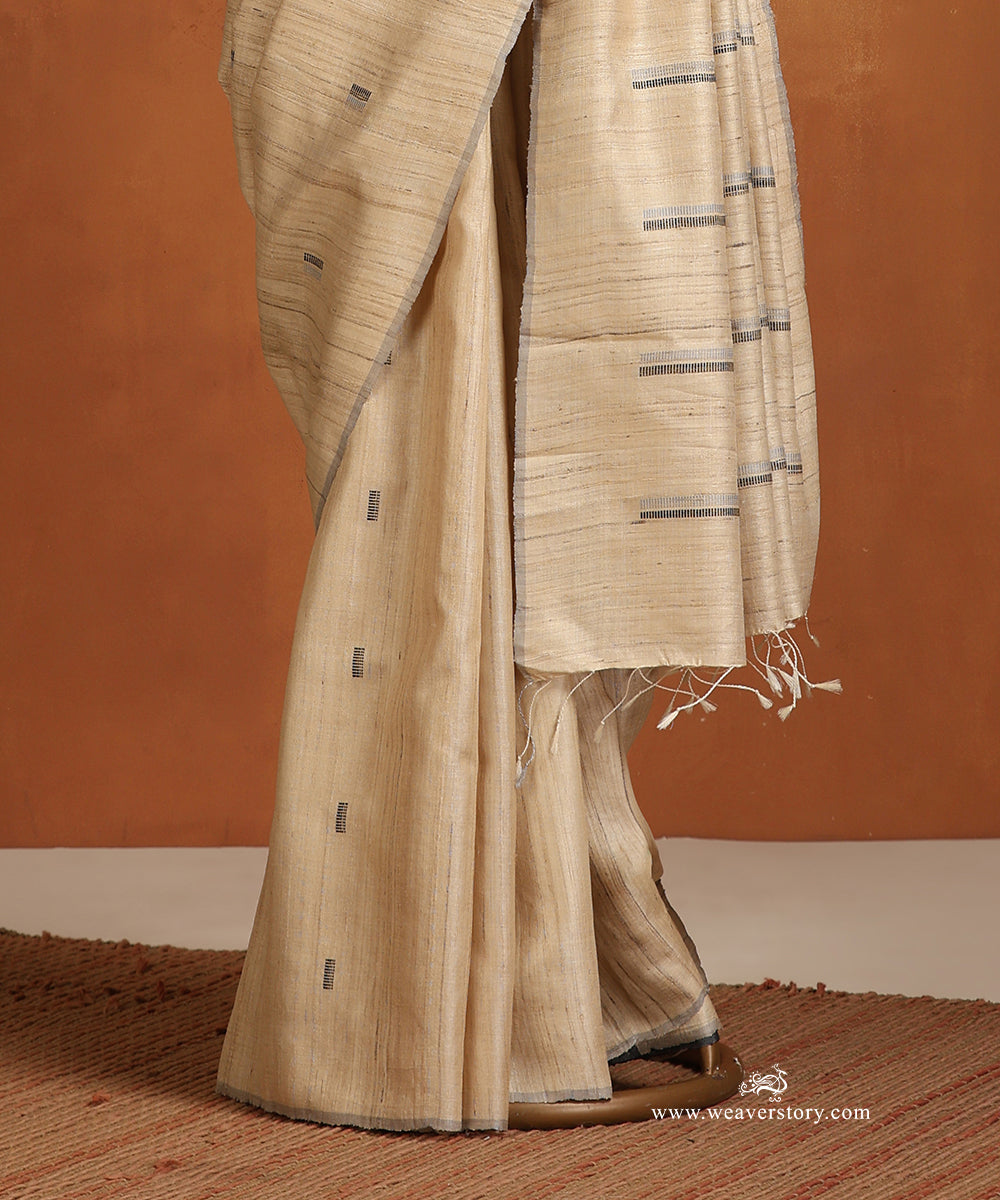 Beige_Handloom_Pure_Tussar_Silk_Saree_With_Grey_And_Black_Lines_WeaverStory_03