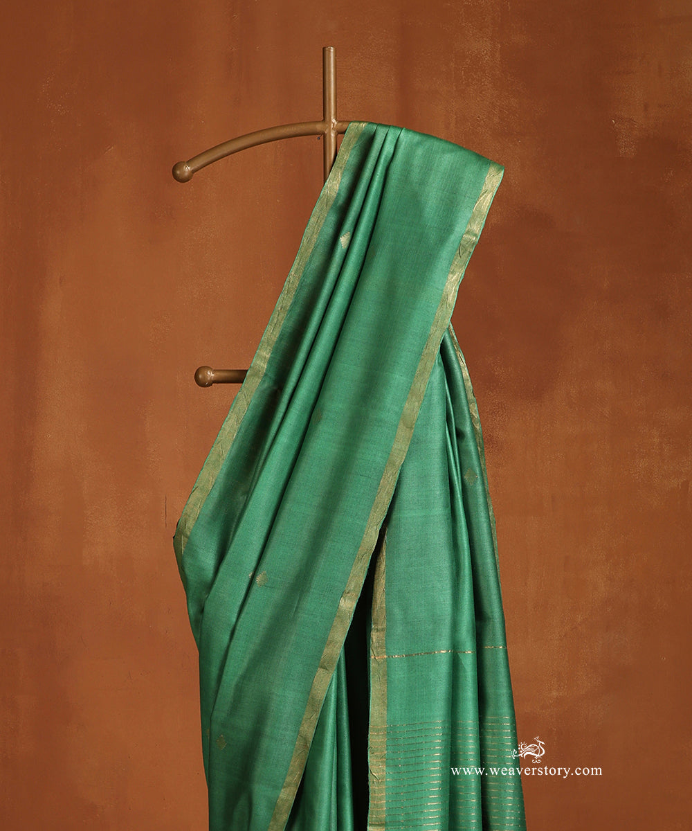 Emerald_Green_Handloom_Pure_Munga_Silk_Saree_With_Barfi_Motif_WeaverStory_02