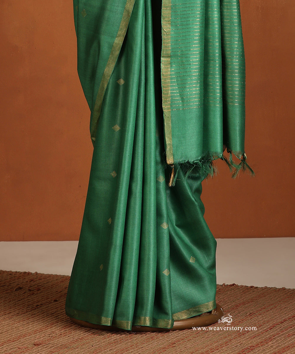 Emerald_Green_Handloom_Pure_Munga_Silk_Saree_With_Barfi_Motif_WeaverStory_03