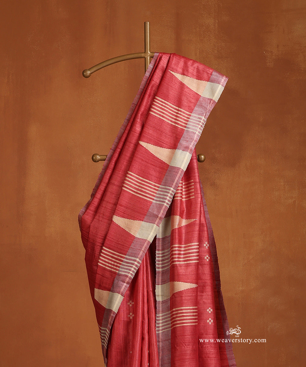 Coral_Pink_Handloom_Pure_Tussar_Silk_Saree_With_Temple_Border_And_Small_Motif_WeaverStory_02