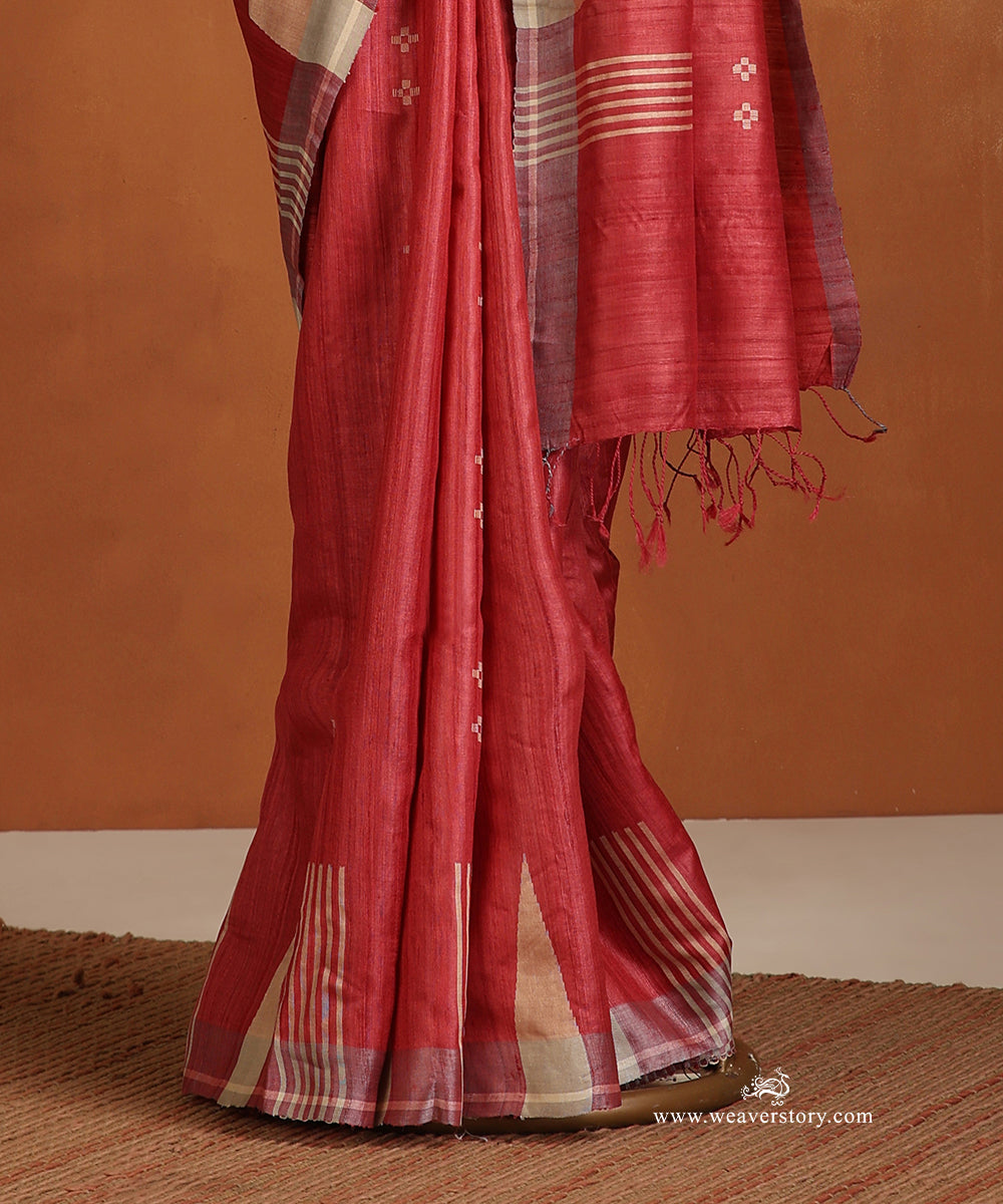 Coral_Pink_Handloom_Pure_Tussar_Silk_Saree_With_Temple_Border_And_Small_Motif_WeaverStory_03