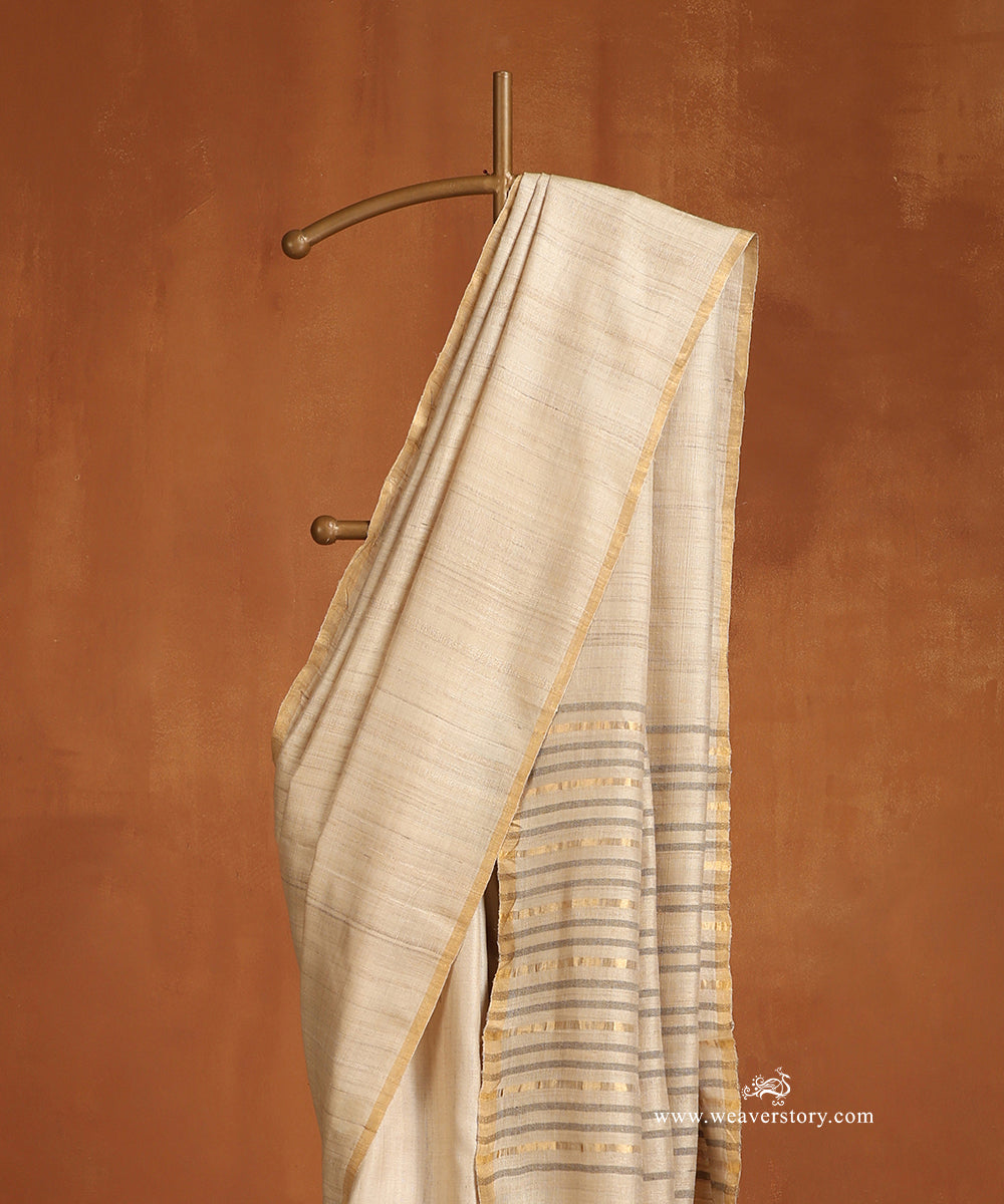 Natural_Beige_Handloom_Pure_Tussar_Silk_Saree_With_Golden_And_Grey_Stripe_On_Palla_WeaverStory_02