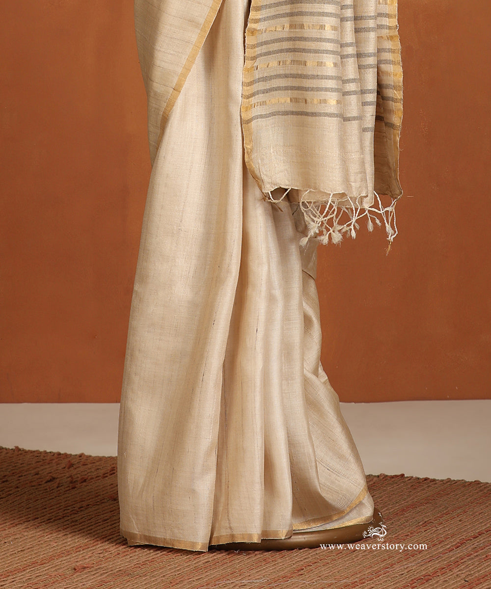 Natural_Beige_Handloom_Pure_Tussar_Silk_Saree_With_Golden_And_Grey_Stripe_On_Palla_WeaverStory_03