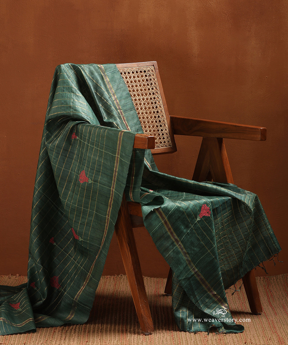 Emerald_Green_Handloom_Pure_Tussar_Silk_Dupatta_With_Rose_Motifs_WeaverStory_01