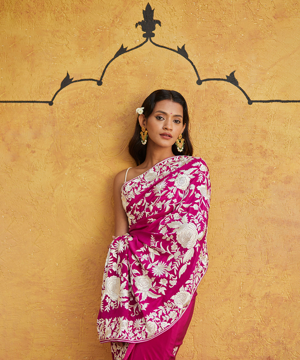 Magenta_Hand_Embroidered_Crepe_Pink_Parsi_Gara_Saree_With_White_Flowers_On_Pallu_WeaverStory_02