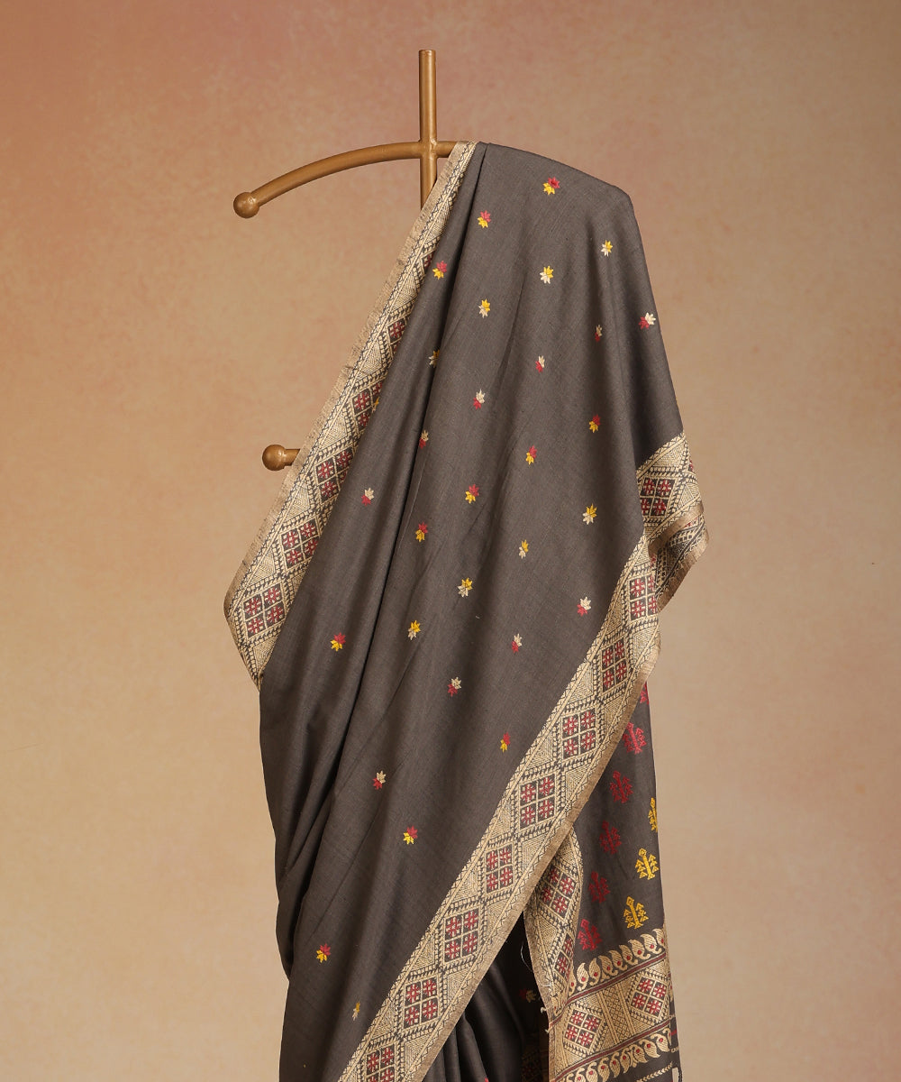 Grey_Handloom_Pure_Eri_Silk_Myrobalan_Dye_Saree_With_Red_And_Yellow_Small_Floral_Booti_WeaverStory_02