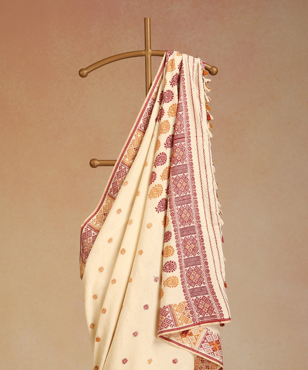White_Handloom_Pure_Eri_Silk_Natural_Dye_Saree_With_Floral_Booti_And_Red_And_Yellow_Kite_Motifs_On_Border_WeaverStory_02
