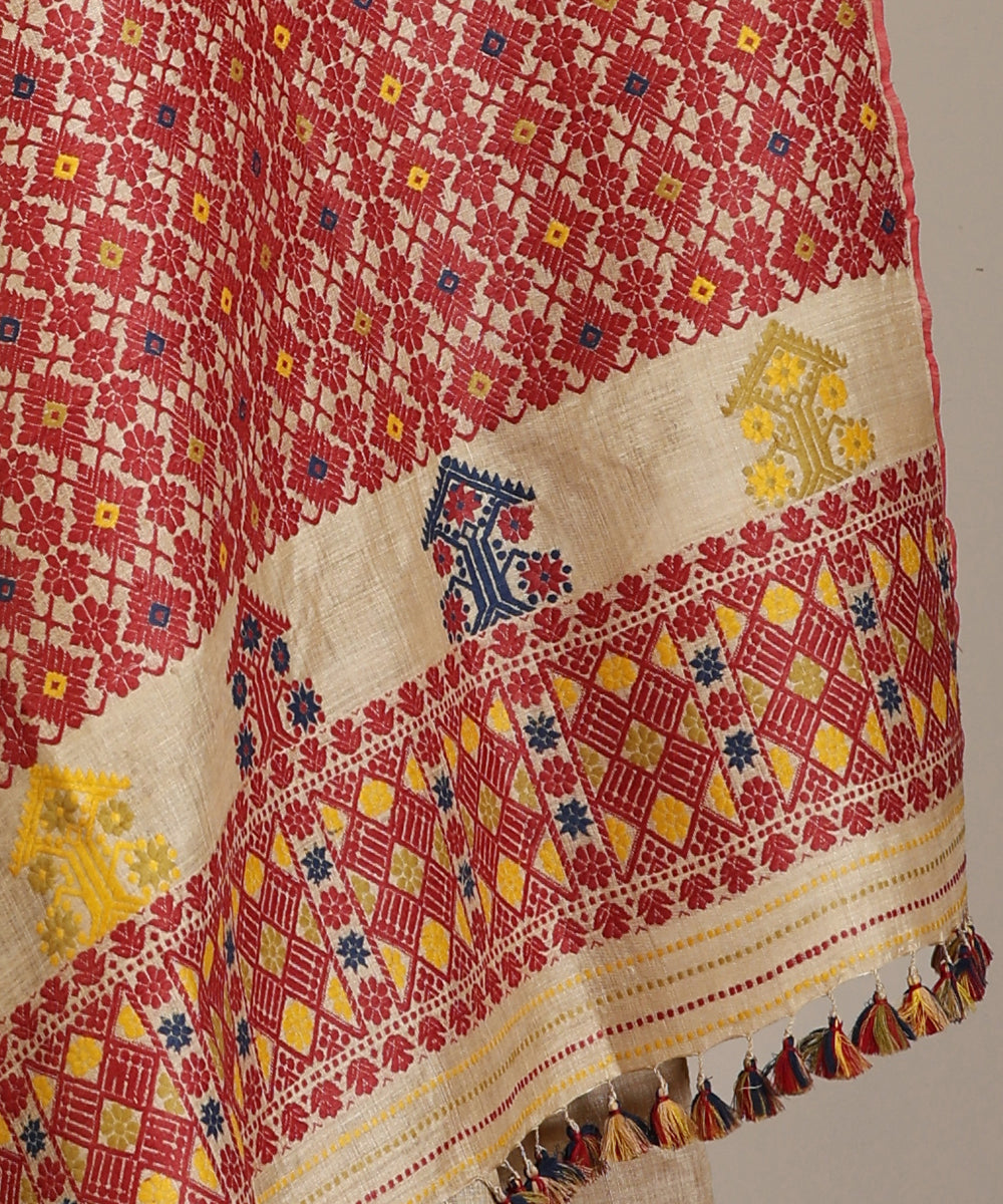 Beige_Handloom_Pure_Muga_Silk_Natural_Dye_Saree_With_Intricate_Pallu_And_Blue_And_Yellow_Floral_Meena_Booti_WeaverStory_04