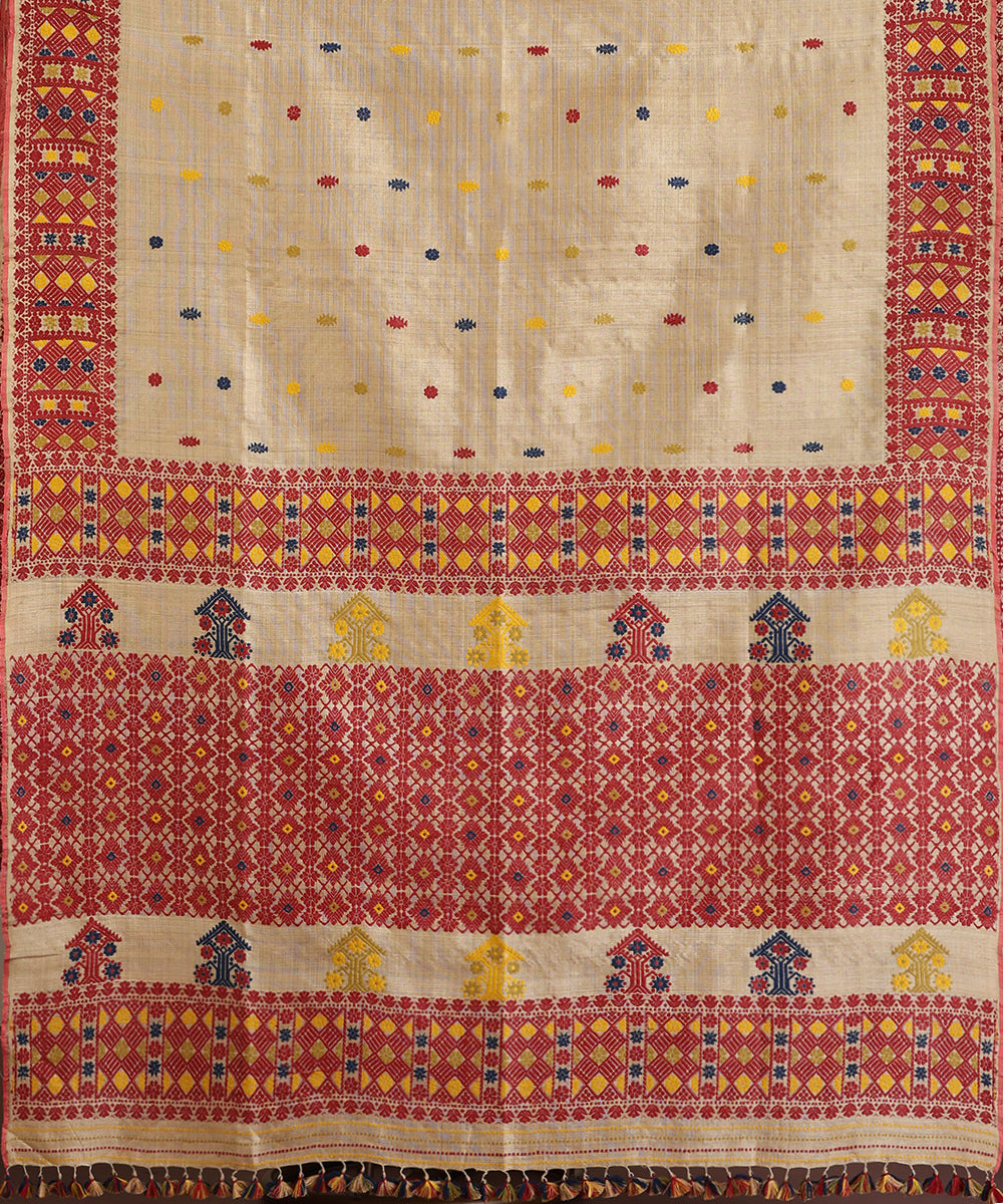 Beige_Handloom_Pure_Muga_Silk_Natural_Dye_Saree_With_Intricate_Pallu_And_Blue_And_Yellow_Floral_Meena_Booti_WeaverStory_06