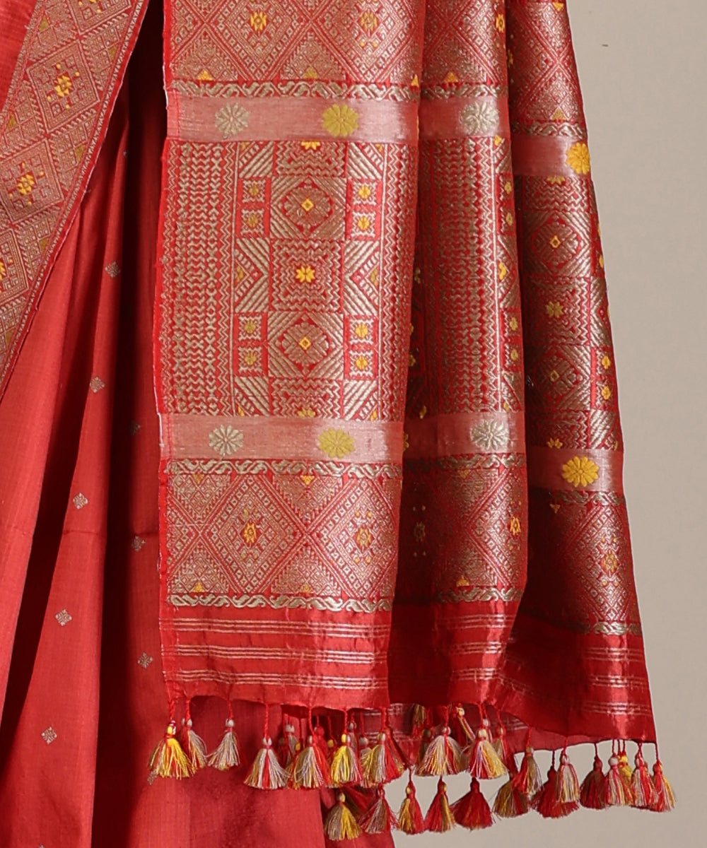 Red_Handloom_Pure_Mulberry_Silk_Manjistha_Dye_Saree_With_Small_Diamond_Motifs_Booti_WeaverStory_04