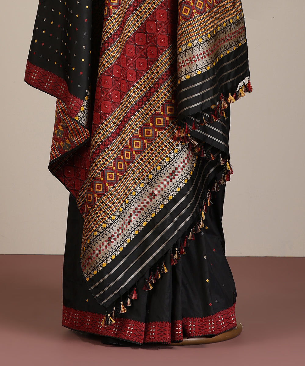 Black_Handloom_Pure_Mulberry_Silk_Myrobalan_Dye_Saree_With_Multicolour_Booti_WeaverStory_03