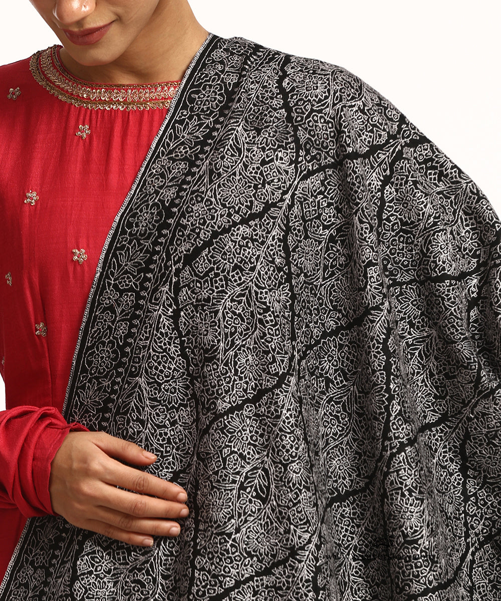 Black Pure Pashmina Shwal With White Sozinikari Jaal