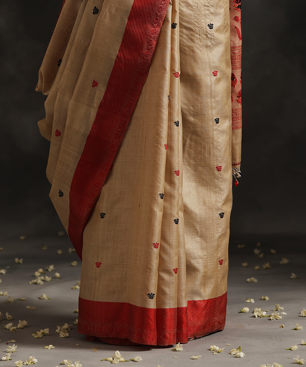 Beige Handloom Malmal Dhakai Jamdani Saree With Red Border And Booti