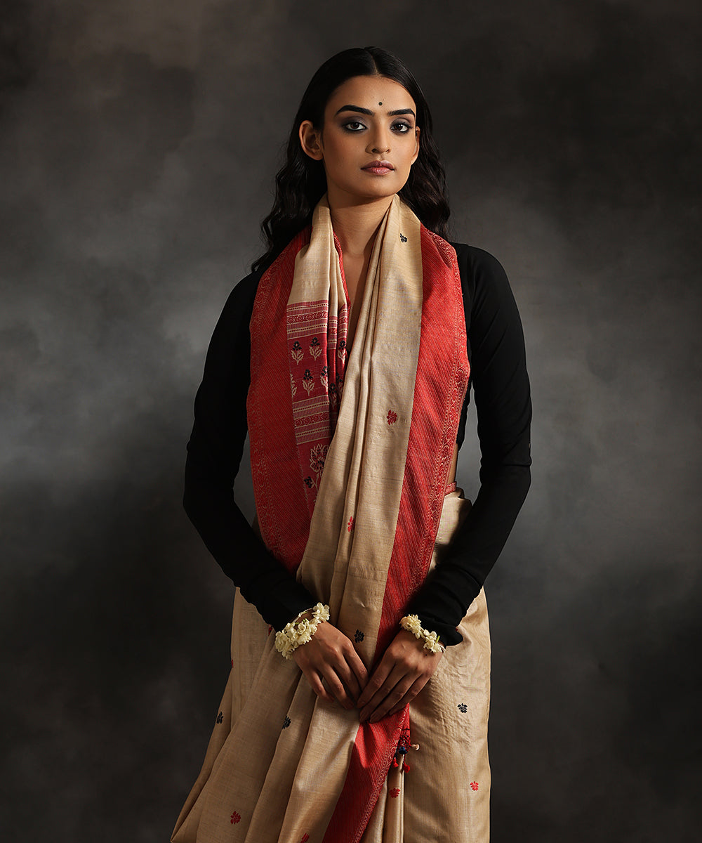 Beige Handloom Malmal Dhakai Jamdani Saree With Red Border And Booti