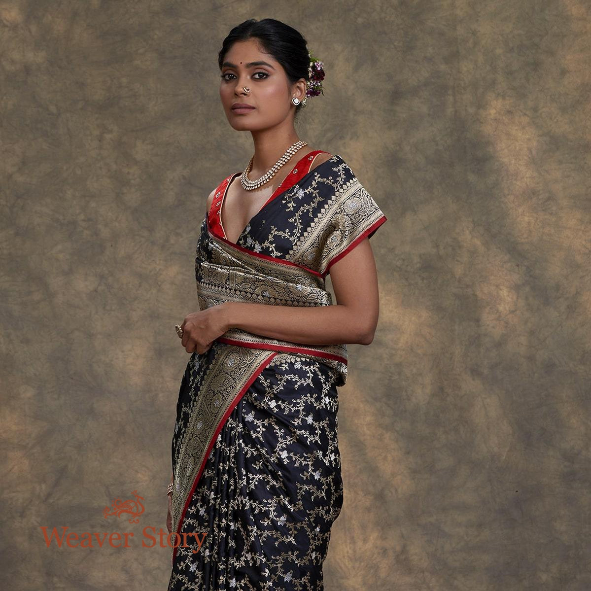 Handwoven_Black_Banarasi_Jangla_Saree_with_Red_Selvedge_WeaverStory_01