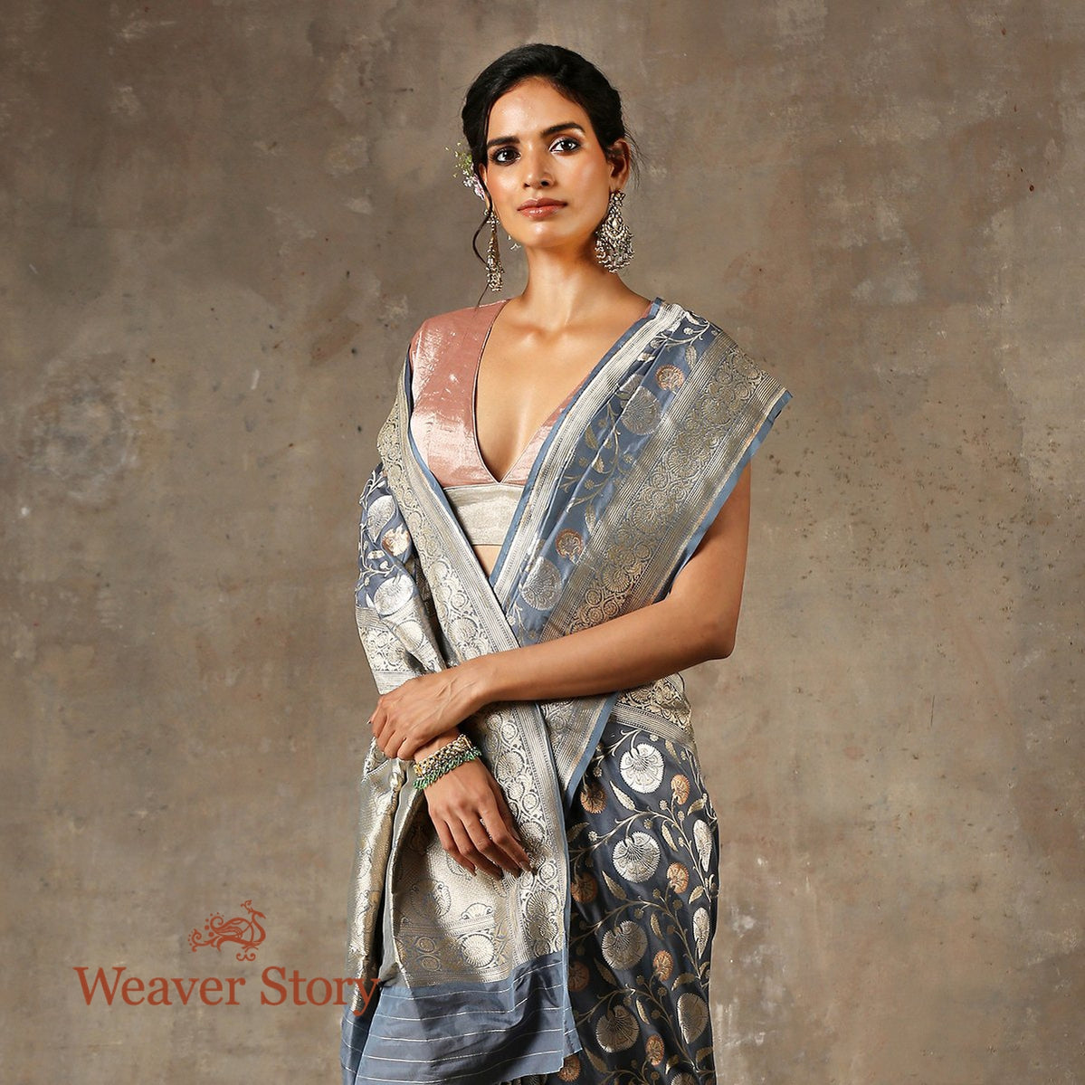 Handwoven_Grey_Banarasi_Silk_Saree_with_Dual_Tone_Zari_WeaverStory_01