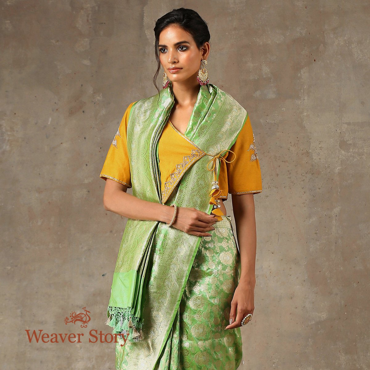 Handwoven_Light_Green_Mehraab_Jaal_Saree_WeaverStory_01