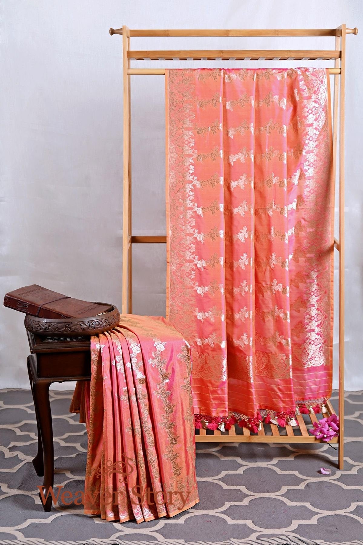 Peach_and_Pink_Dual_Tone_Banarasi_Katan_Silk_Saree_WeaverStory_01