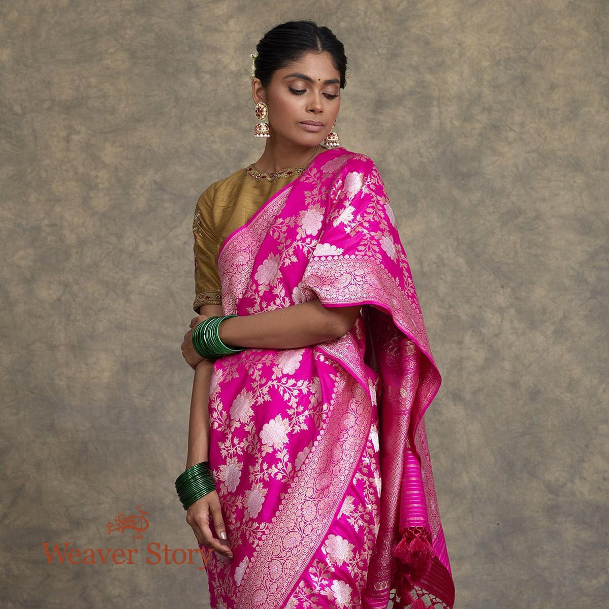 Handwoven_Pink_Angoor_Jangla_Saree_WeaverStory_01