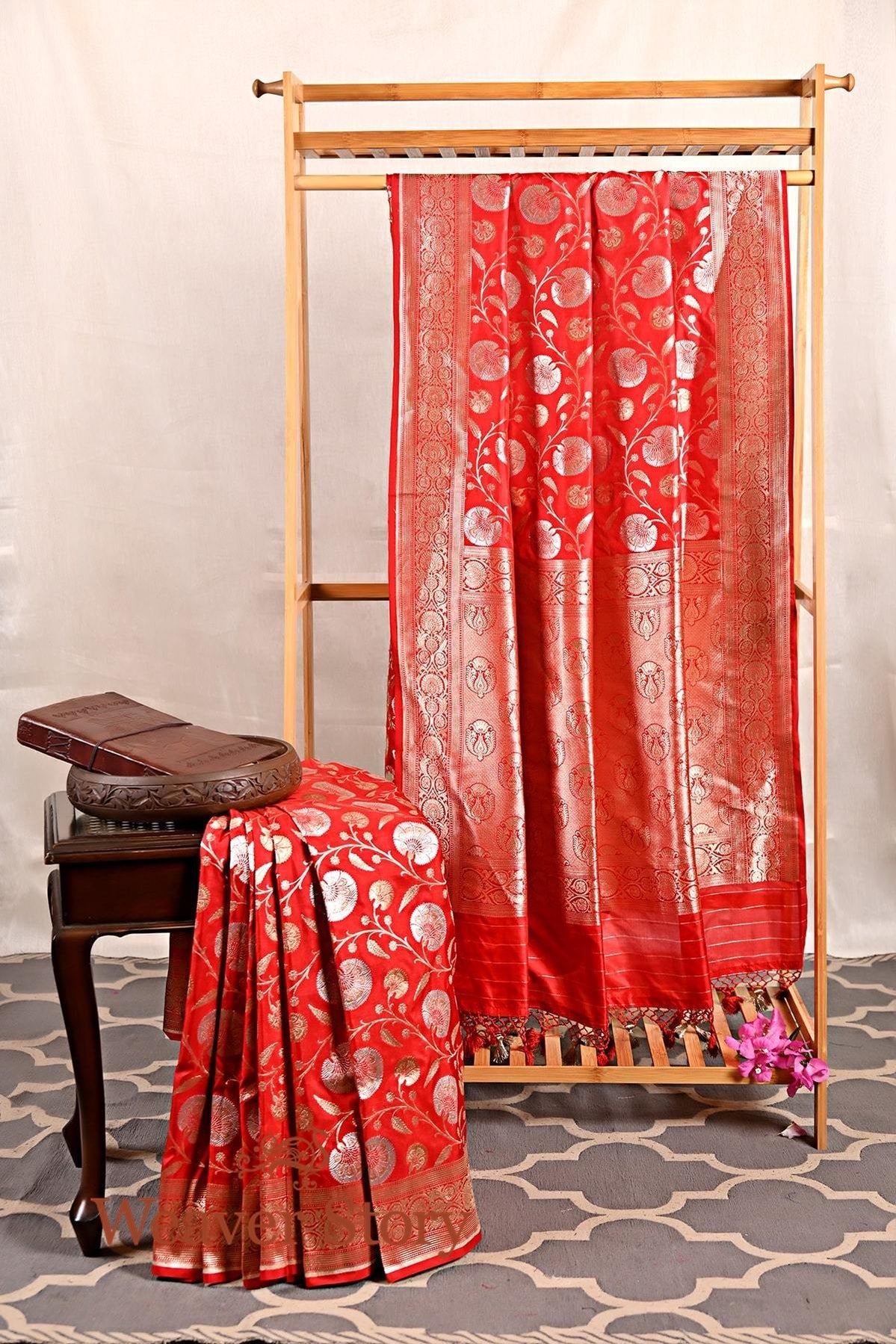 Red_Banarasi_Katan_Silk_Handloom_Banarasi_Saree_with_Dual_Tone_Zari_WeaverStory_01
