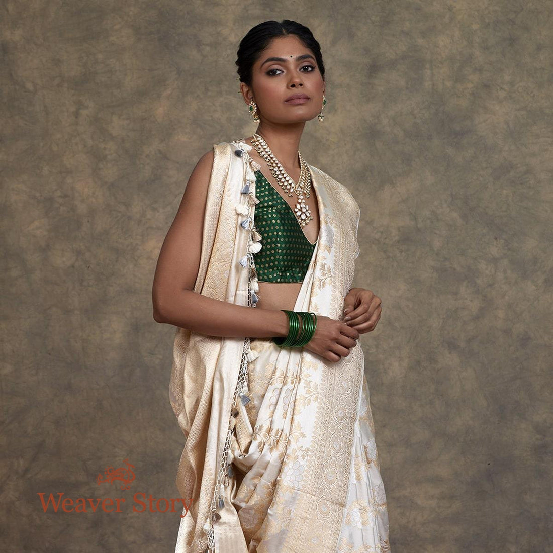Handwoven_White_and_Gold_Angoor_Jangla_Saree_WeaverStory_01