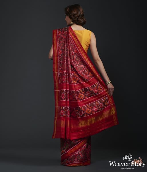 Pure_silk_Gujarat_Patola_saree_in_green_and_red_combination_WeaverStory_03