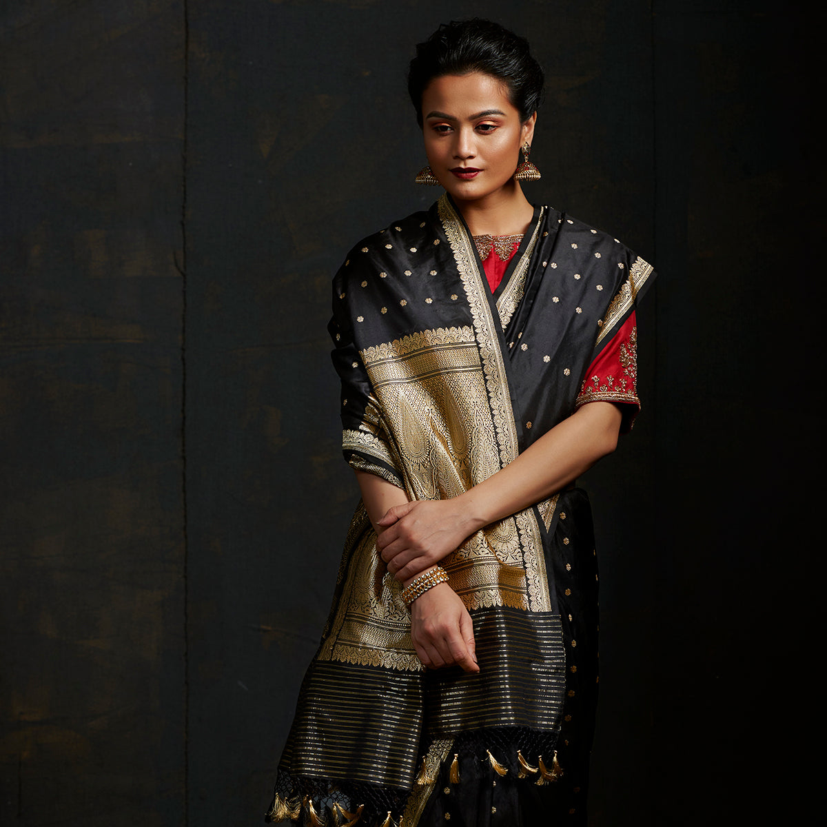 Black_Katan_Silk_Saree_with_Small_Floral_Motifs_and_a_Delicate_Kadhwa_Border_WeaverStory_01