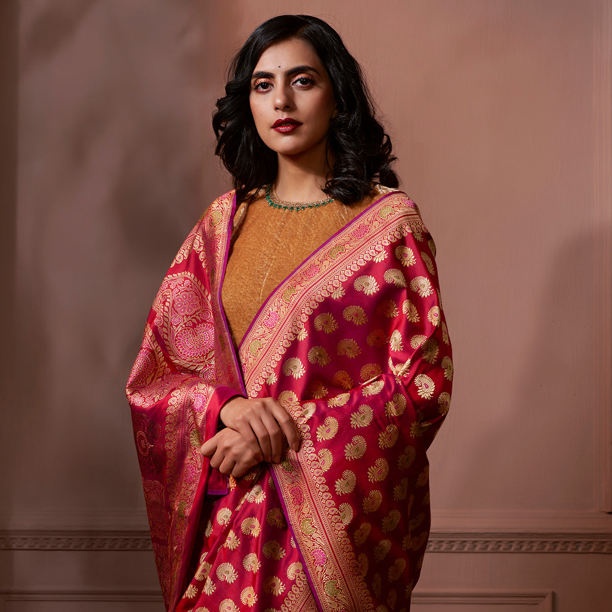 Banaras_Baluchari_saree_in_dual_tone_of_Red_and_Purple_WeaverStory_01