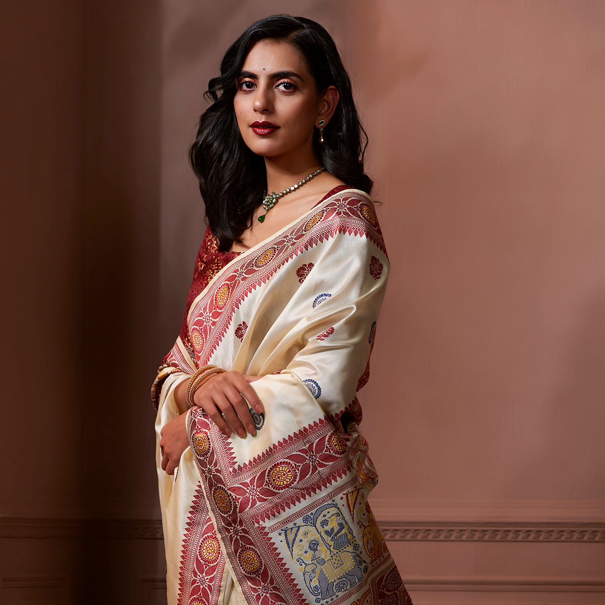 Banaras_Baluchari_saree_in_Offwhite_with_an_elaborate_elephant_pallu_WeaverStory_01