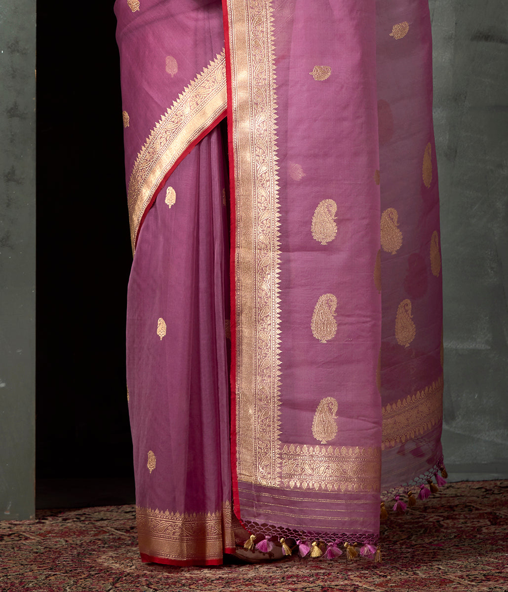 Lilac_Kora_Silk_Banarasi_with_Kadhwa_Booti_and_Red_Selvedge_WeaverStory_04