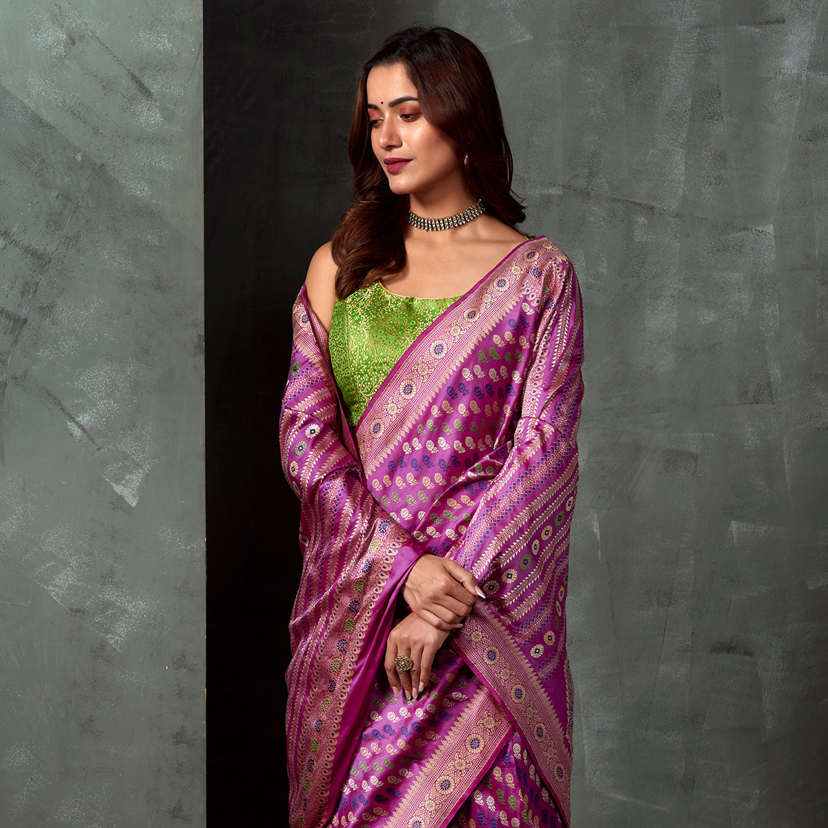 Handwoven_Banaras_Baluchari_in_Mauve_with_Small_Floral_Booti_and_Kalka_Pallu_WeaverStory_01