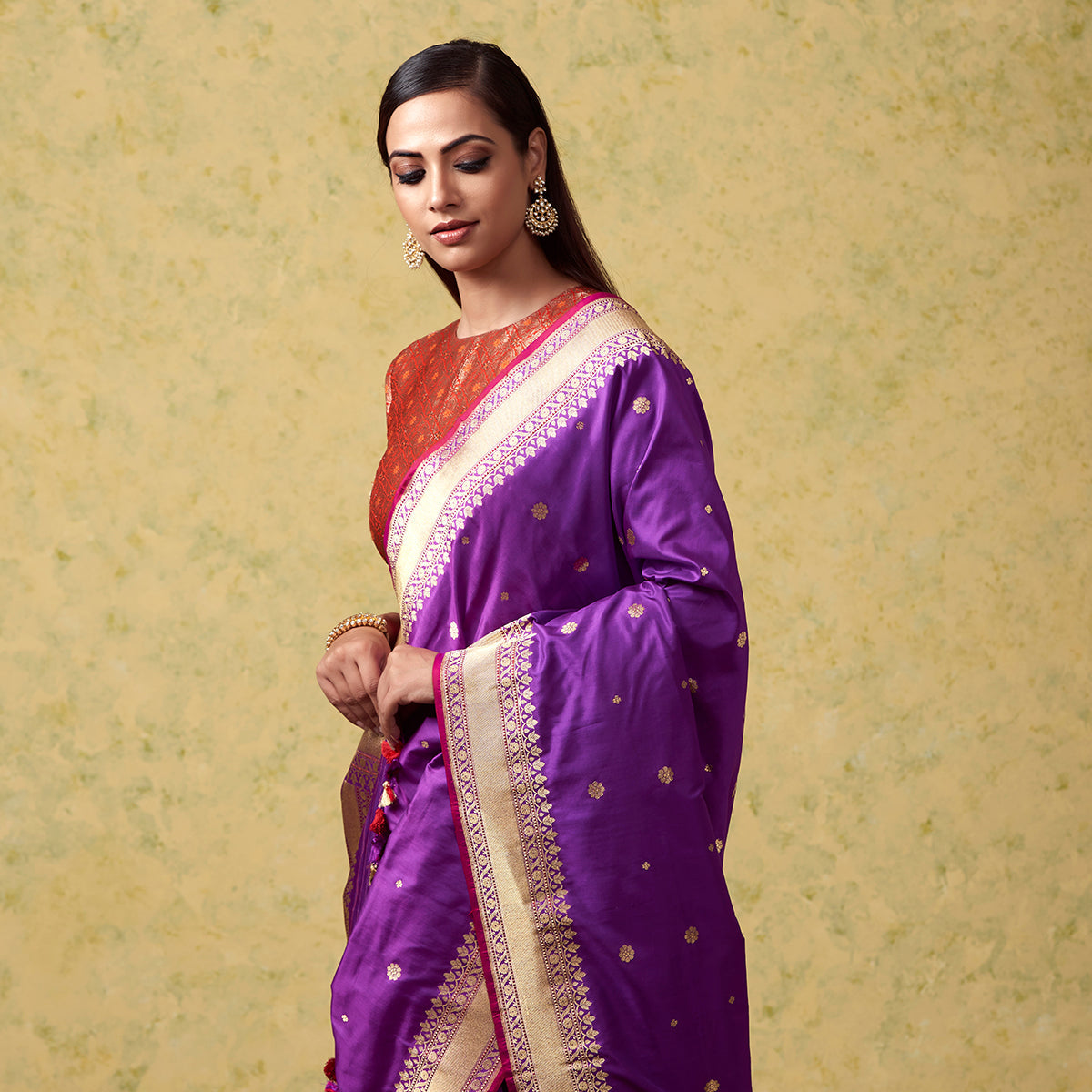 Handloom_Purple_Katan_Silk_Banarasi_with_Kadhwa_Booti_and_Contrast_Blouse_WeaverStory_01