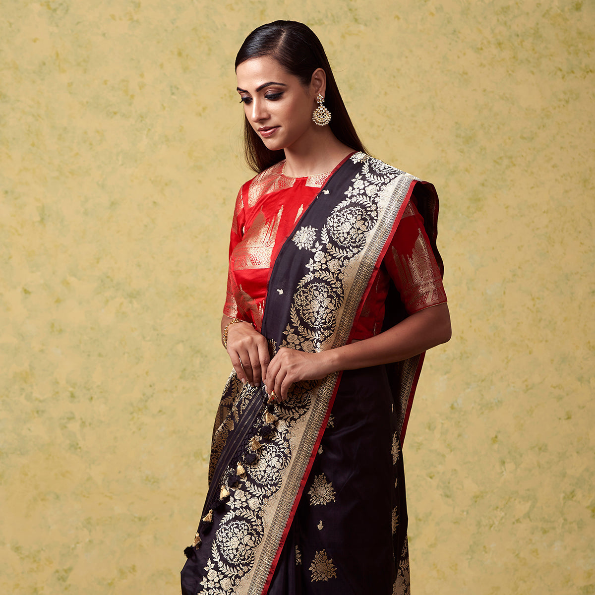 Black_Kadhwa_Booti_Banarasi_Saree_with_Open_Floral_Border_WeaverStory_01