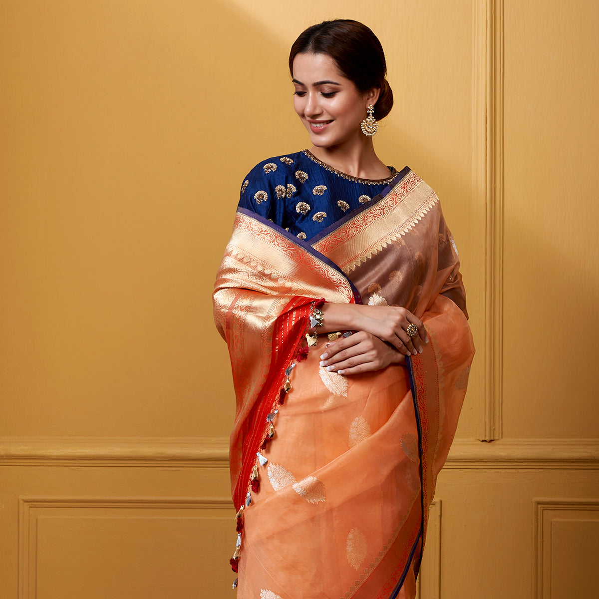 Handloom_Peach_Kadhwa_Kora_Saree_with_Red_Border_Palu_WeaverStory_01