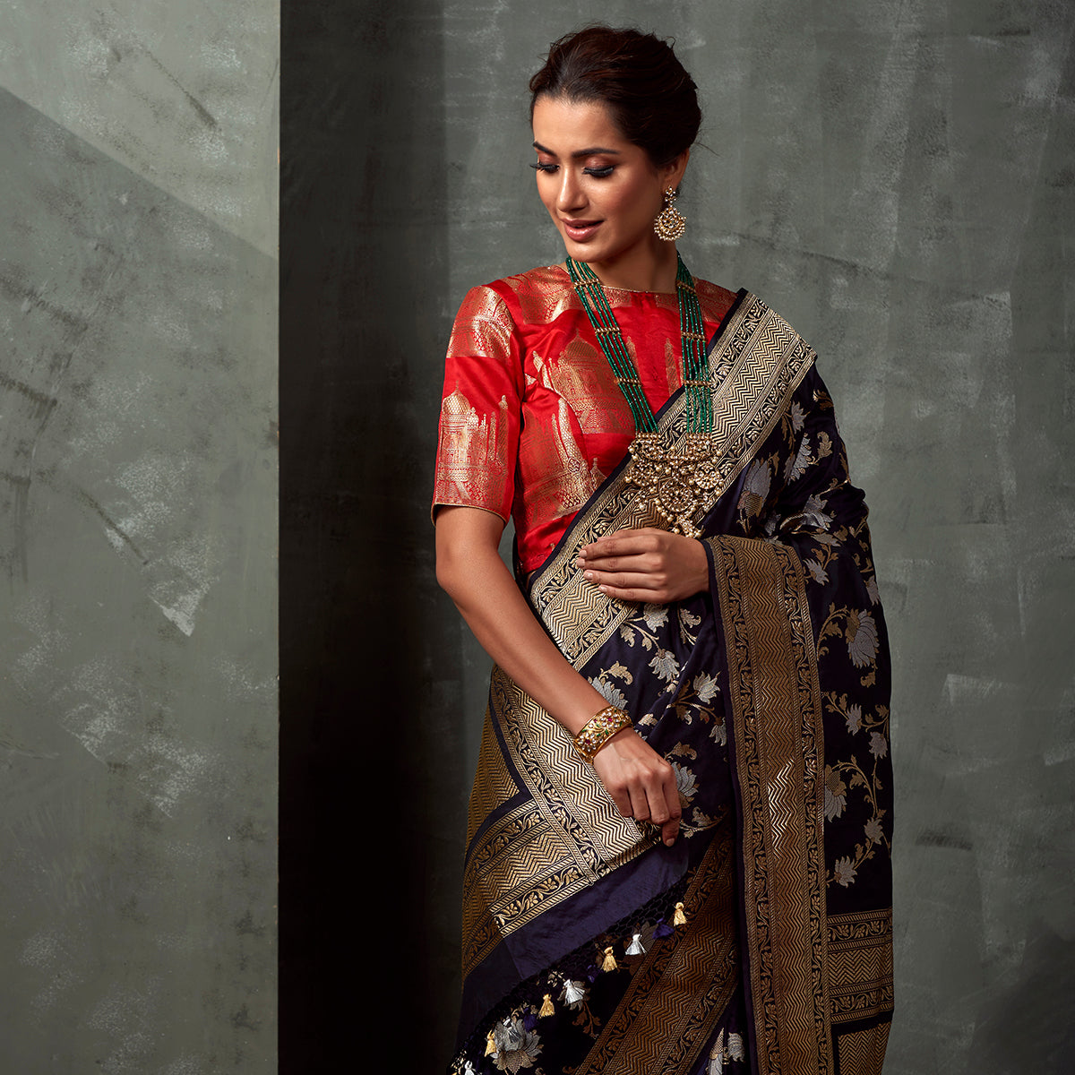 Handwoven_Navy_Blue_Kadhwa_Jangla_Saree_WeaverStory_01