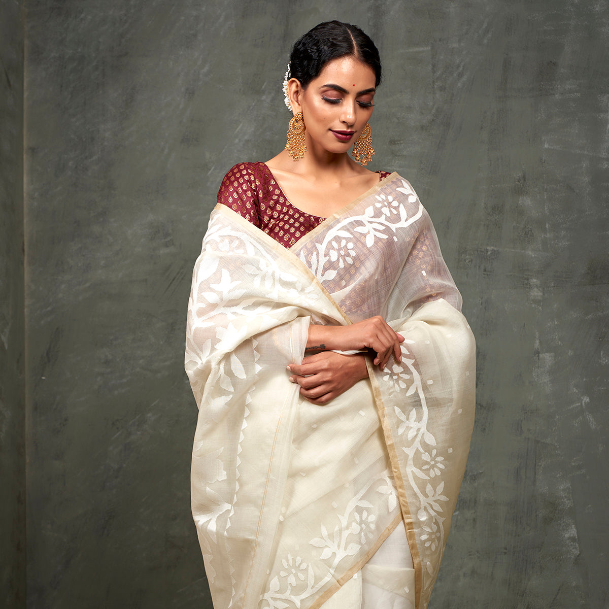 Handwoven_Offwhite_Muslin_Dhakai_Jamdani_Sareewith_Floral_Border_and_Pallu_WeaverStory_01