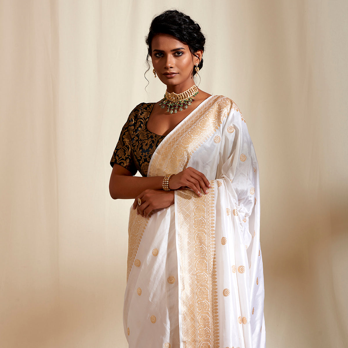 Milky_White_Kadhwa_Banarasi_Handloom_Saree_with_konia_Pallu_and_chand_Boota_WeaverStory_01