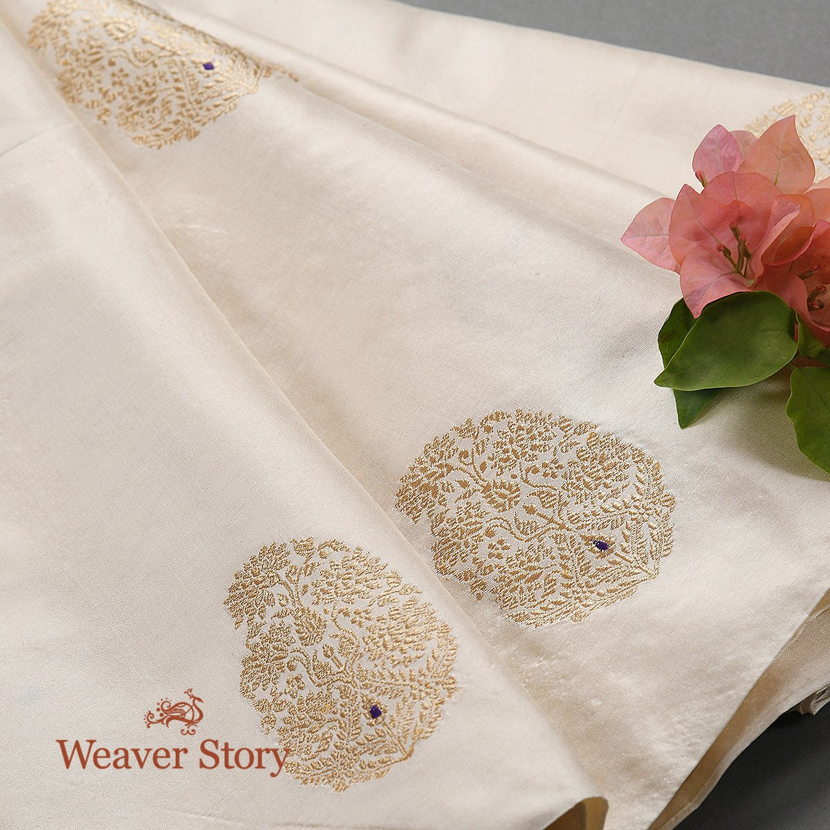 Handloom_Milky_White_Kadhwa_Meenadar_Boota_Fabric_WeaverStory_01