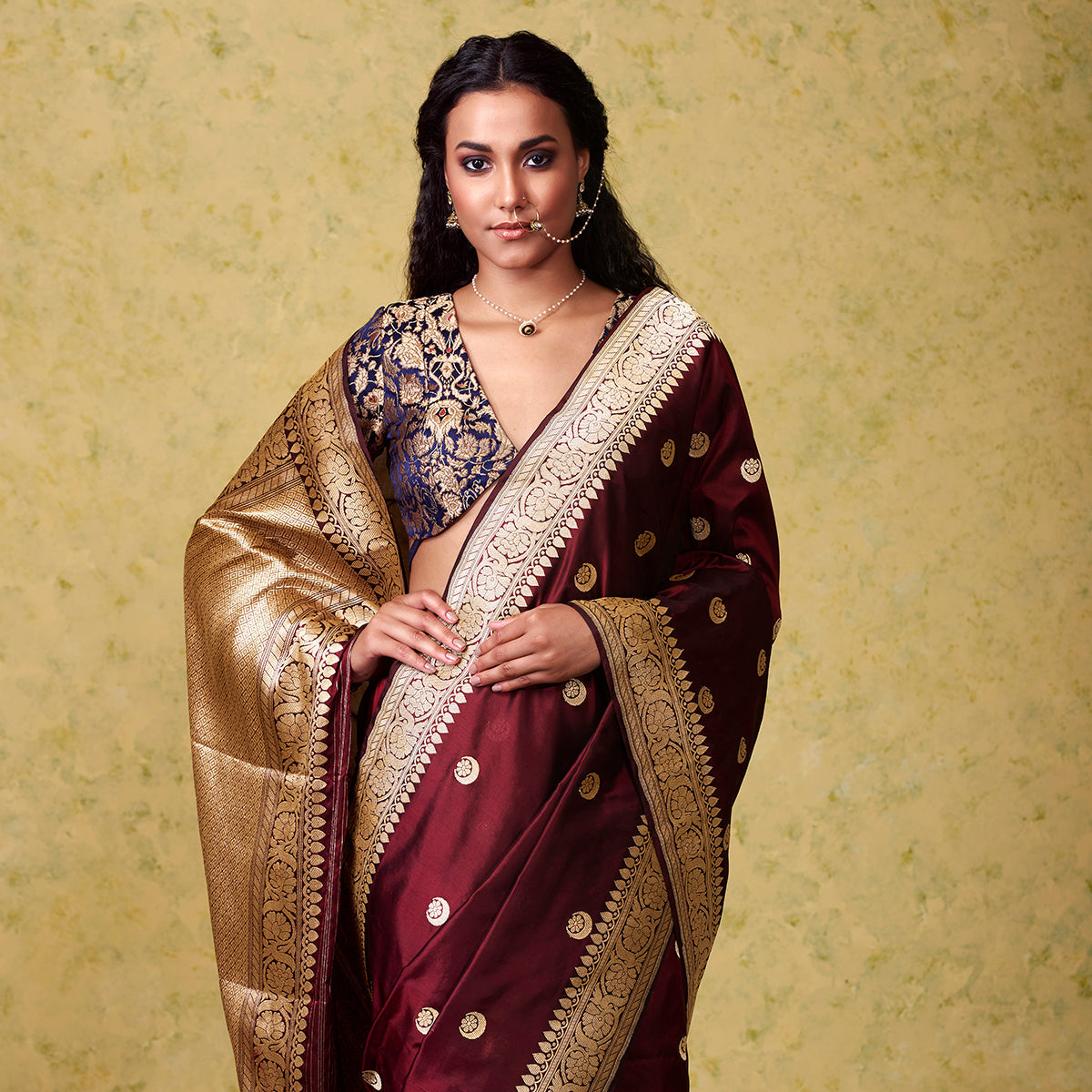 Handwoven_Maroon_Dual_Tone_Chaand_Boota_Saree_WeaverStory_01