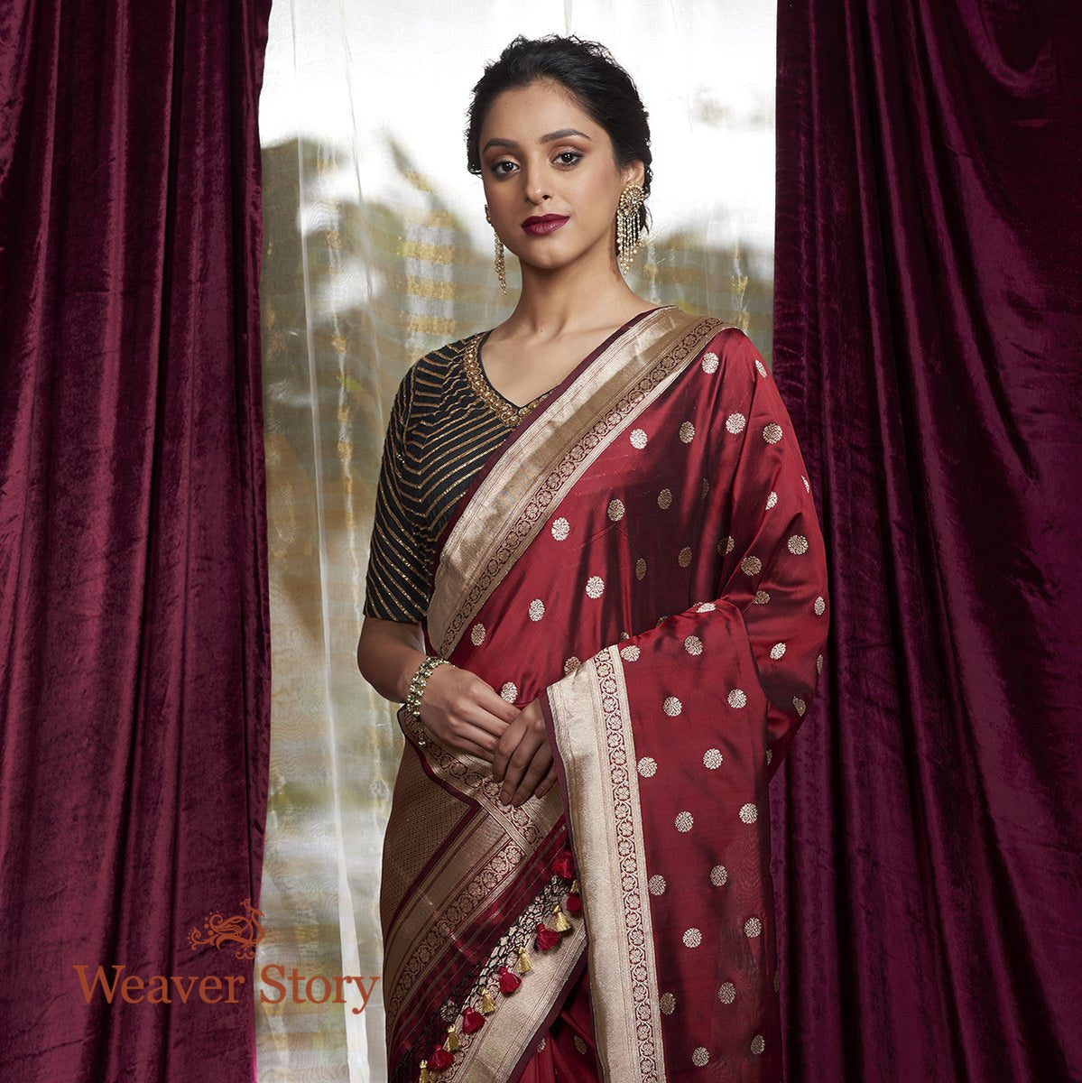Handwoven_Red_and_Black_Dual_Tone_Asharfi_Booti_Saree_WeaverStory_01