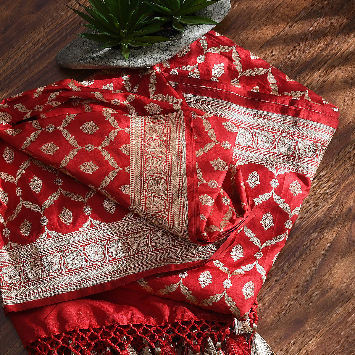 Handloom_Red_Katan_Silk_Jangla_Dupatta_with_Meenakri_Jaal_WeaverStory_01